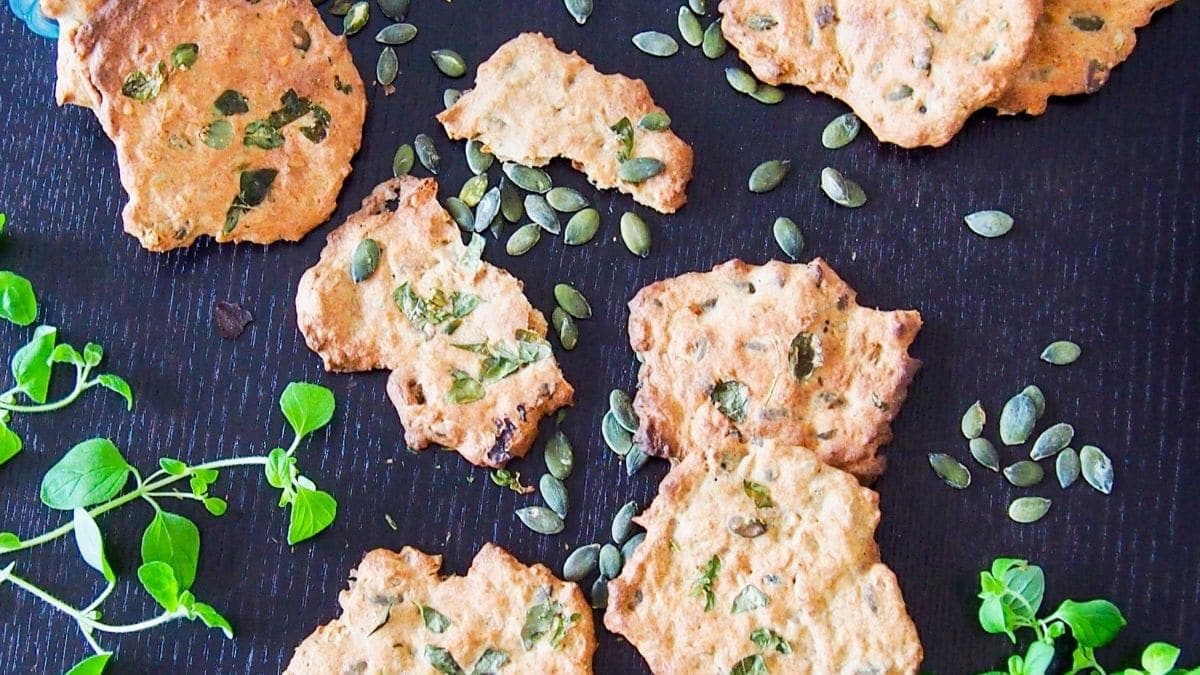 Knekkebrød med frø og friske urter