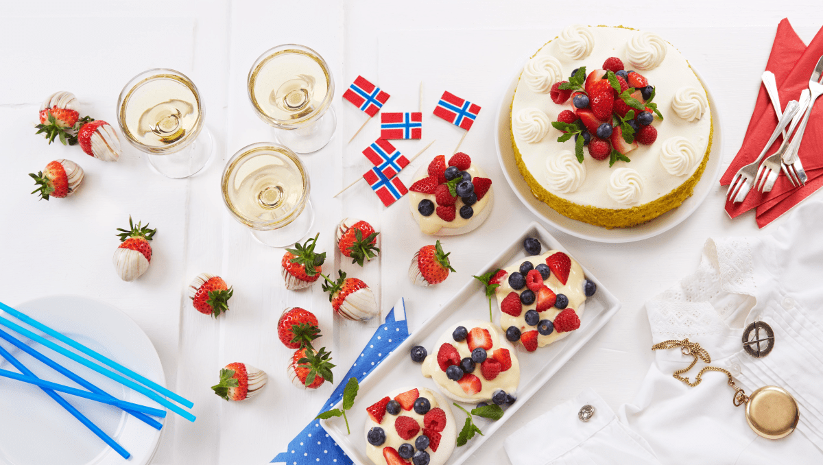 Kremkake, minipavola, jordbær, norske flagg og drikke til festlig lag