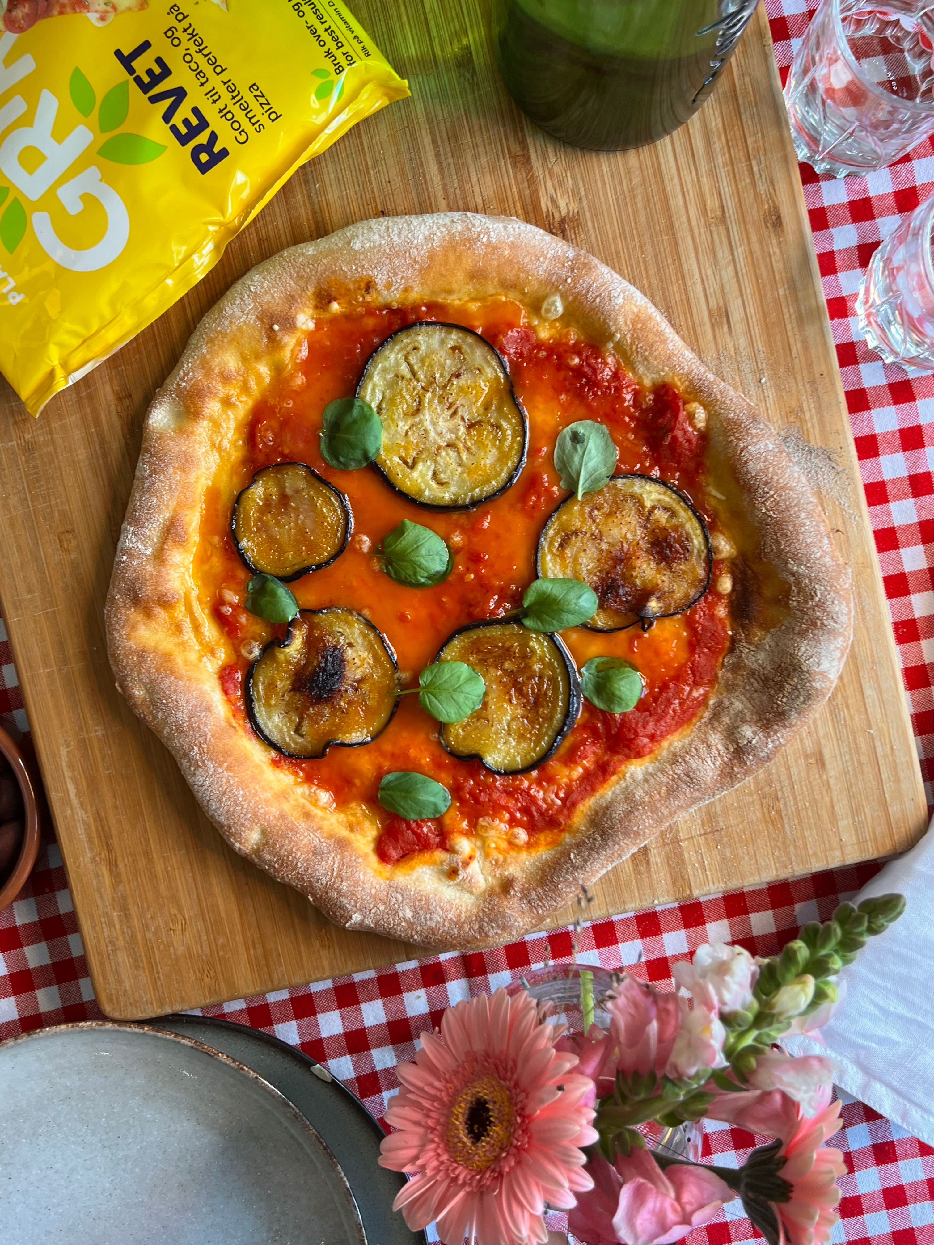 Plantebasert pizza med aubergine fra Sultne Gutter