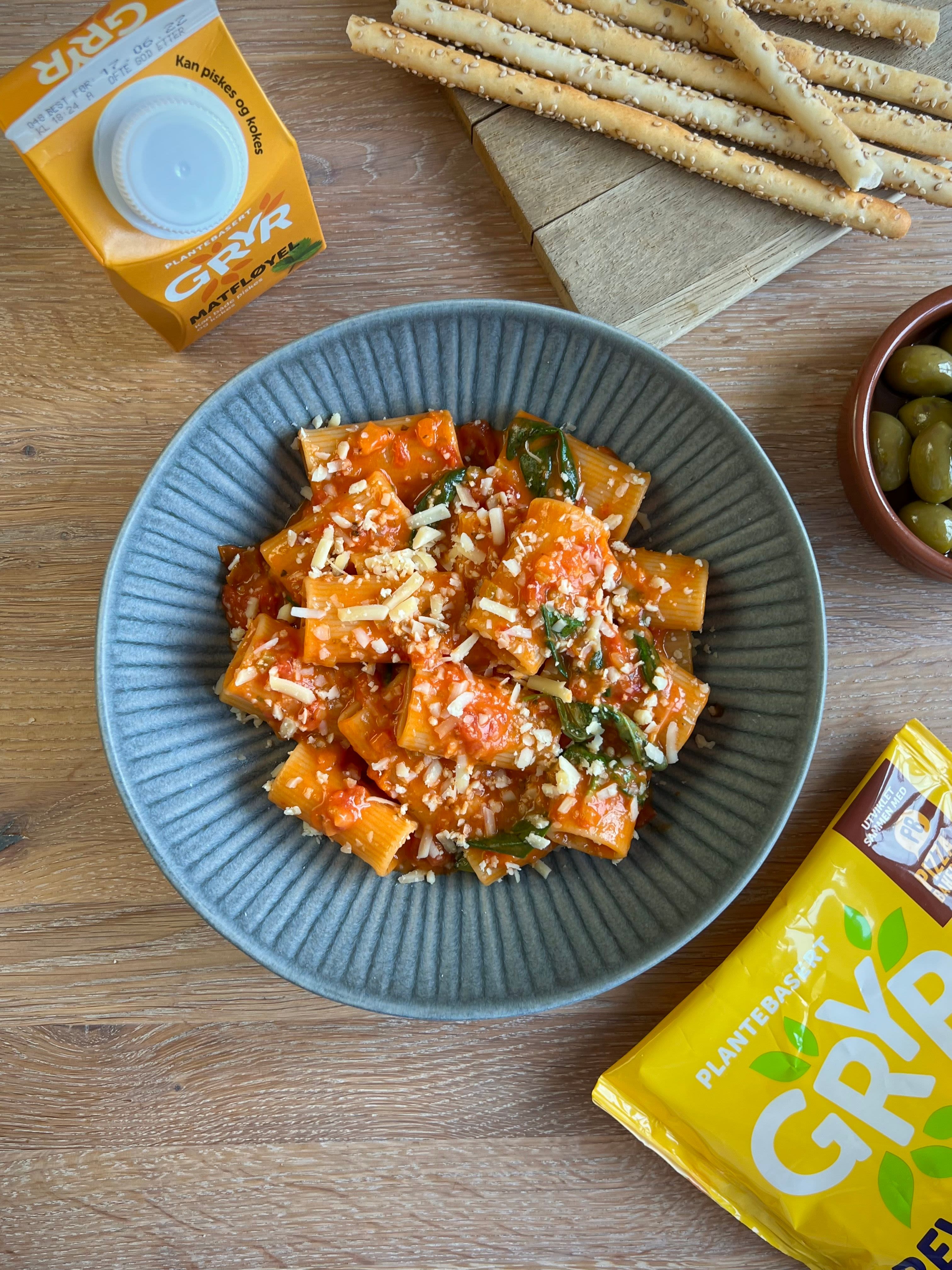 Pasta med vegansk kremet tomatsaus fra Sultne Gutter
