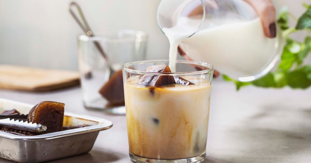 Iskaffe med kaffeisbiter