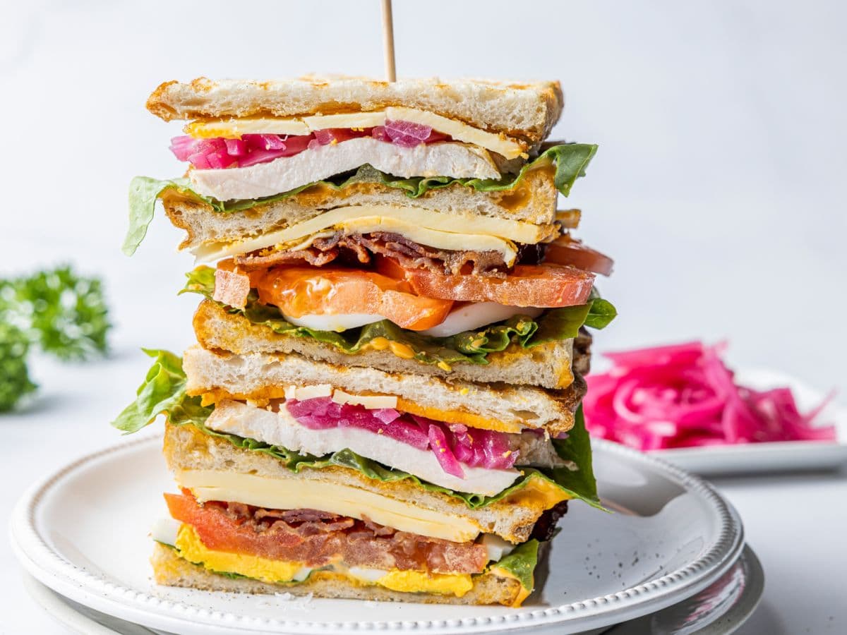 Club sandwich med kylling, bacon og Jarlsberg®