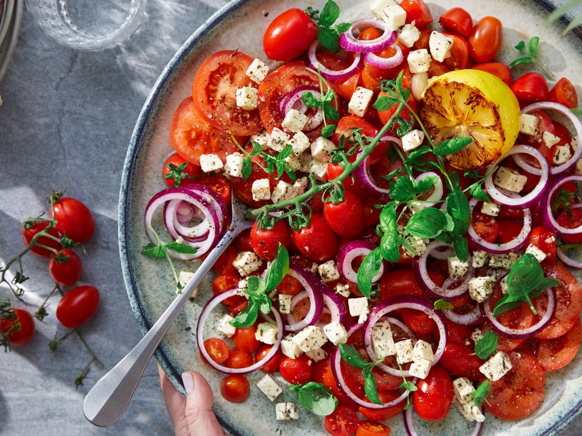 Tomatsalat med rødløk og ost