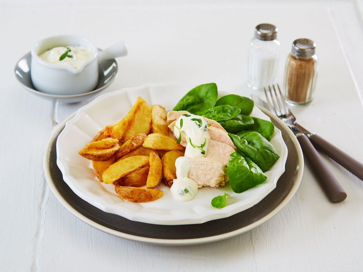 Lettsaltet kyllingfilet med estragonsaus