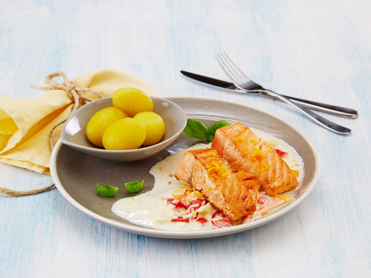 Laks med appelsinsaus