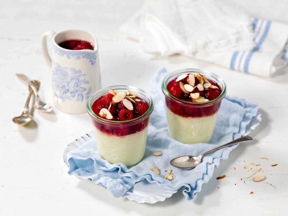 Semulepudding med mandler og bringebærsaus