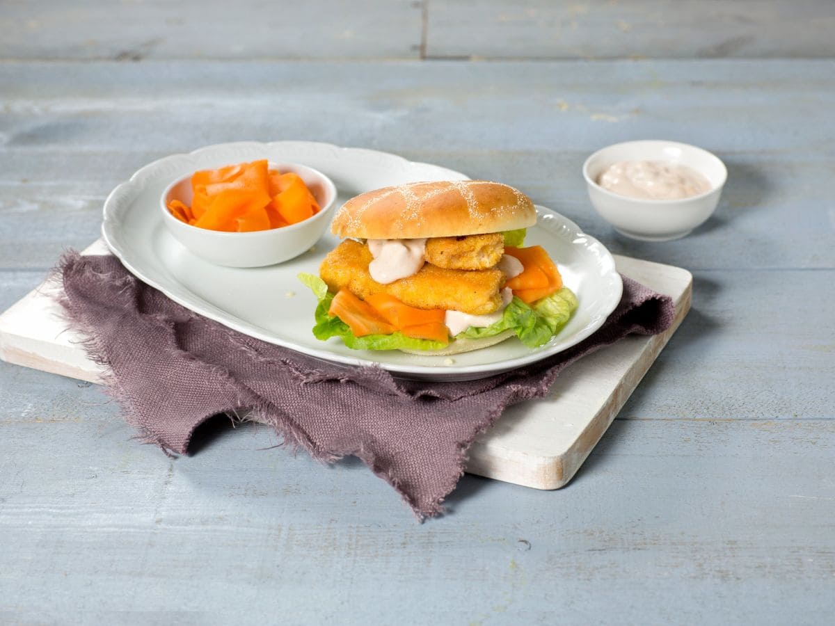Fiskepinneburger med hurtigsylta gulrot