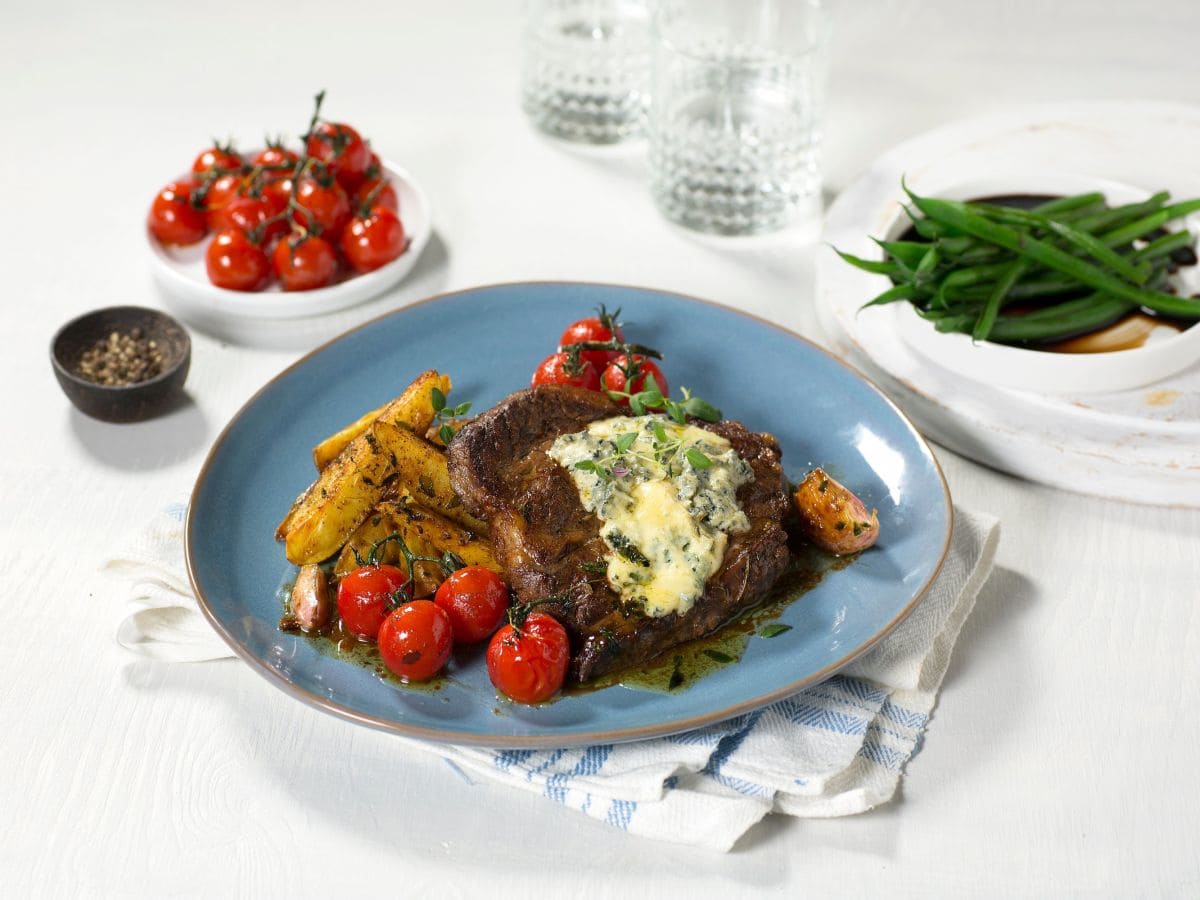 Entrecôte med blåmuggost og ovnsbakte potetbåter