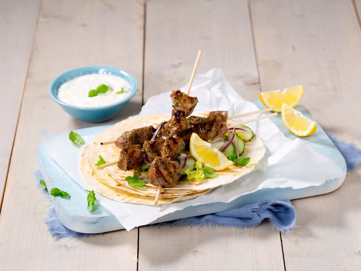 Grillede lammespyd i wraps