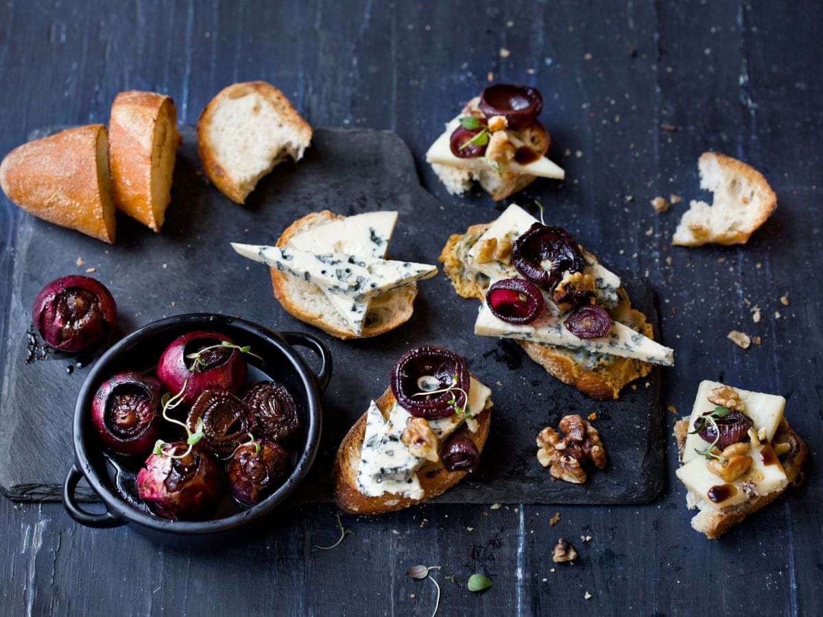Crostini med ost og balsamicobakt småløk