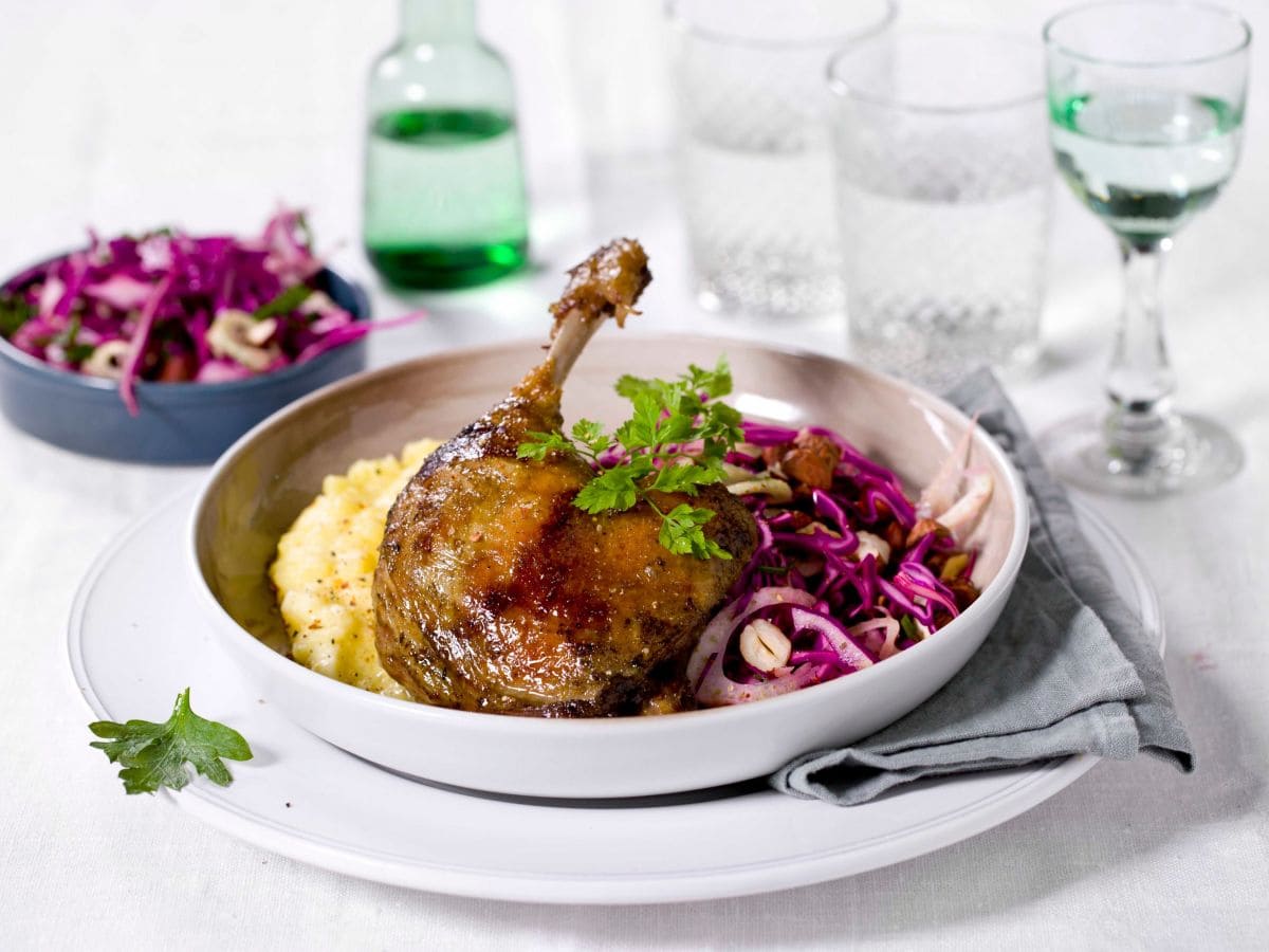 Andeconfit med potetmos og rødkålsalat