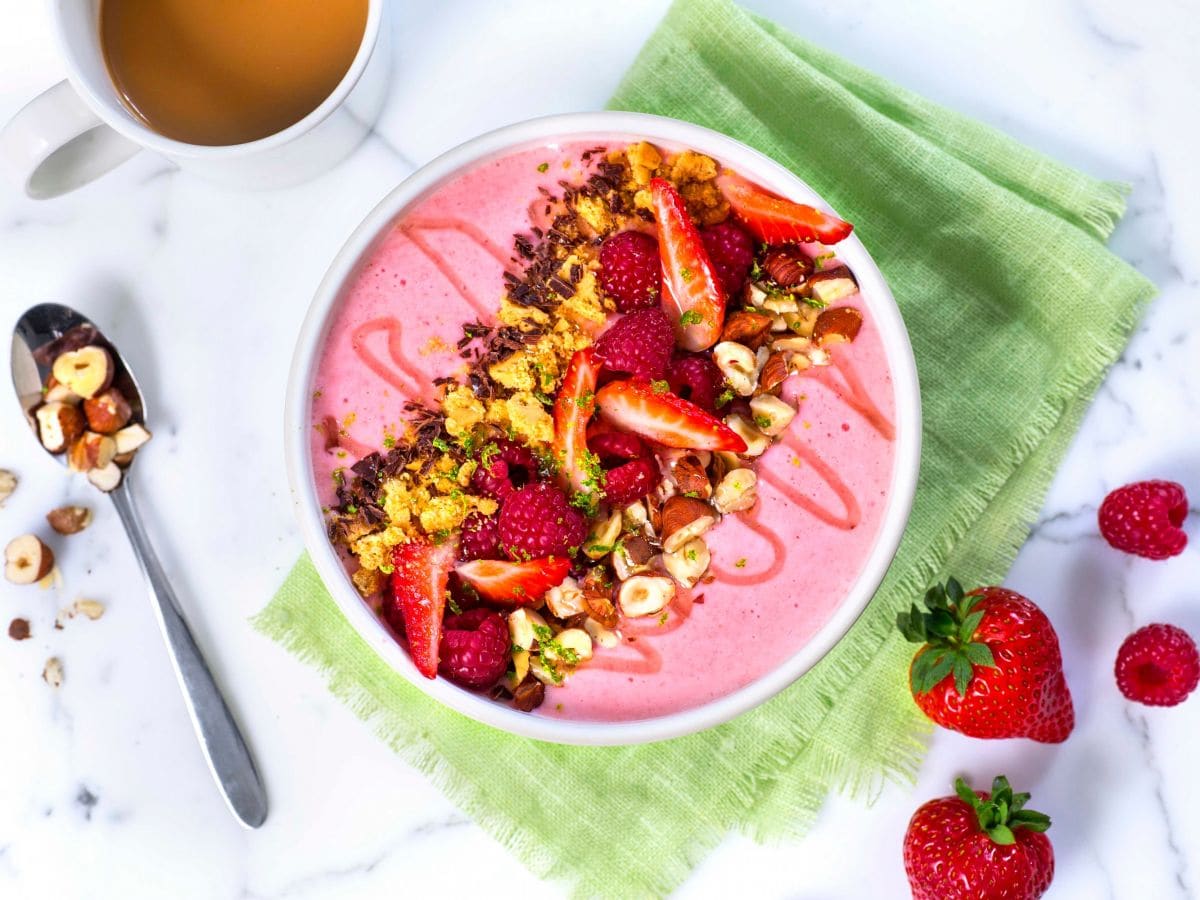 Smoothie bowl med bær, nøtter og kjeks