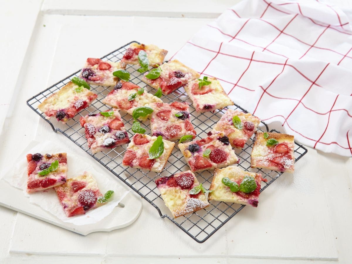 Prima pizza med bær og hvit sjokolade