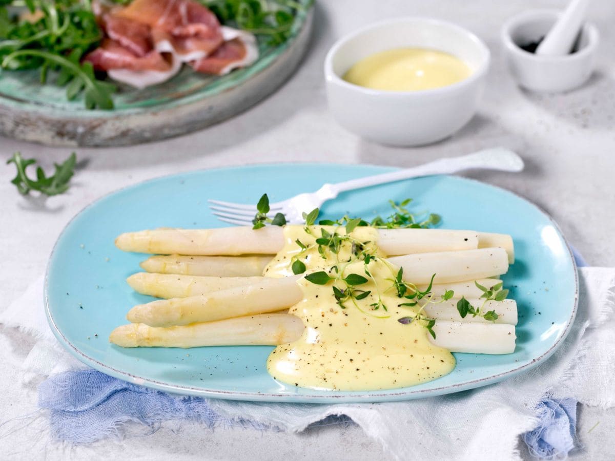 Hvit asparges med hollandaise