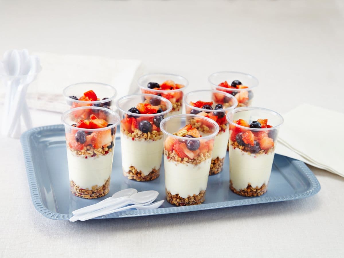 Yoghurt med friske bær og kornblanding