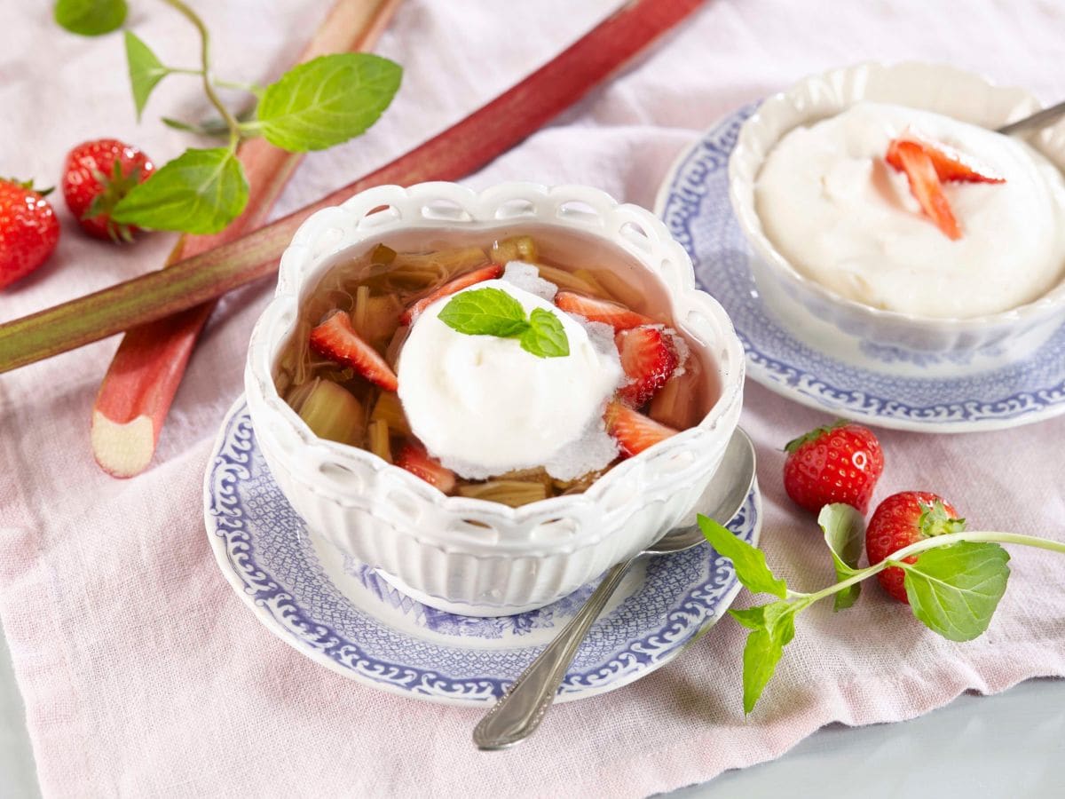 Rabarbrasuppe med krem