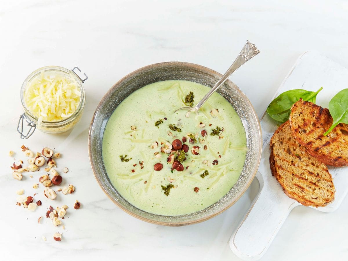 Spinat- og ostesuppe