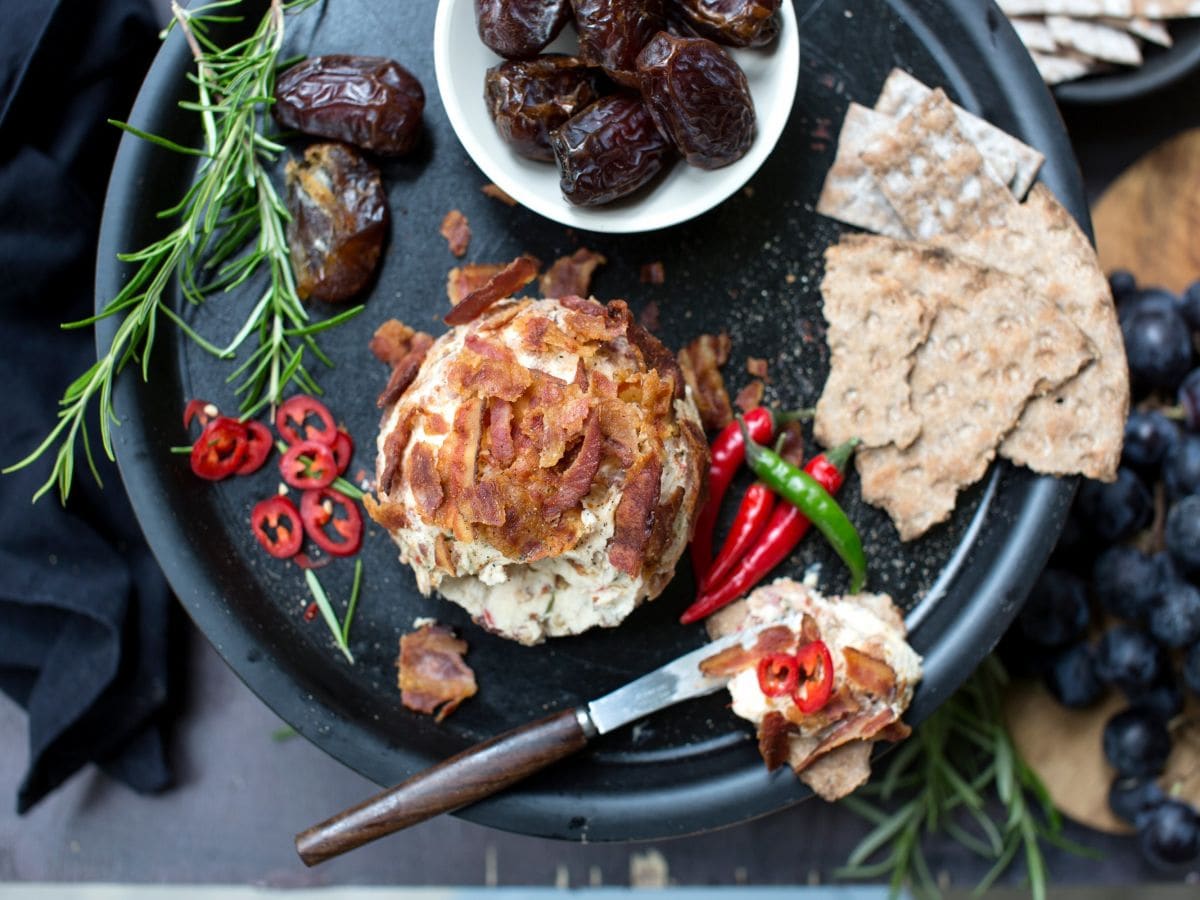 Cheese ball med bacon og chili