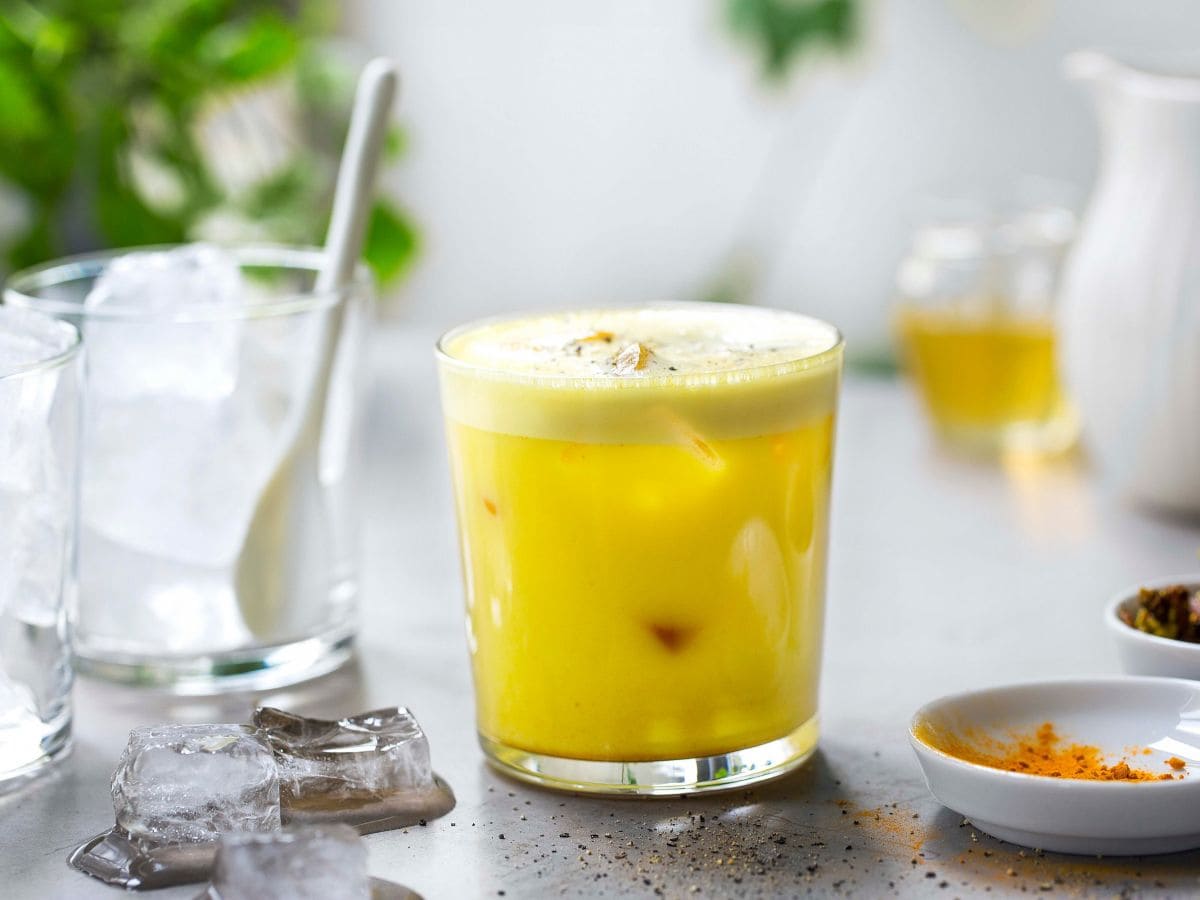 Golden milk med is