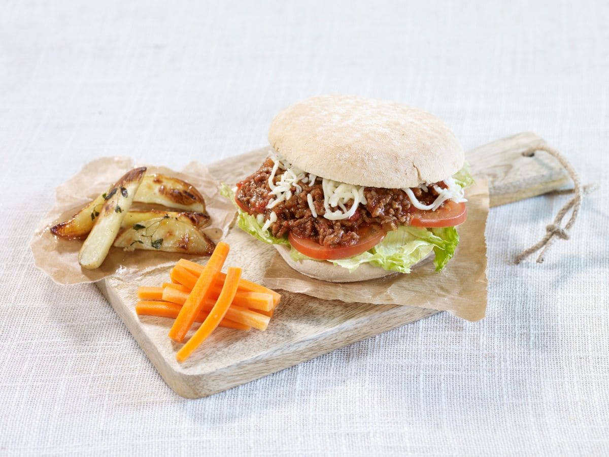 «Sloppy Joes» med grove hamburgerbrød og gulrotstaver