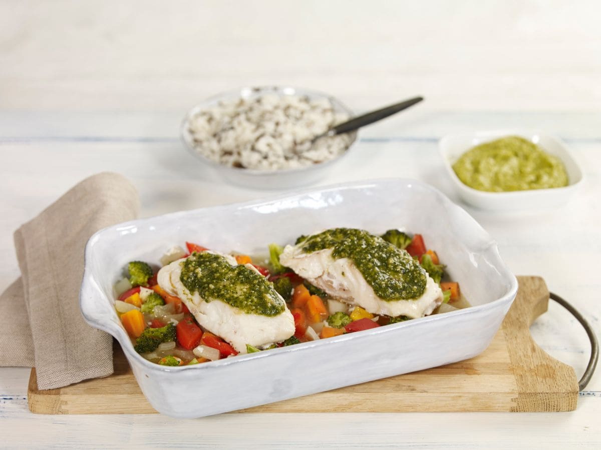 Ovnsbakt torsk med pesto og fargerike grønnsaker