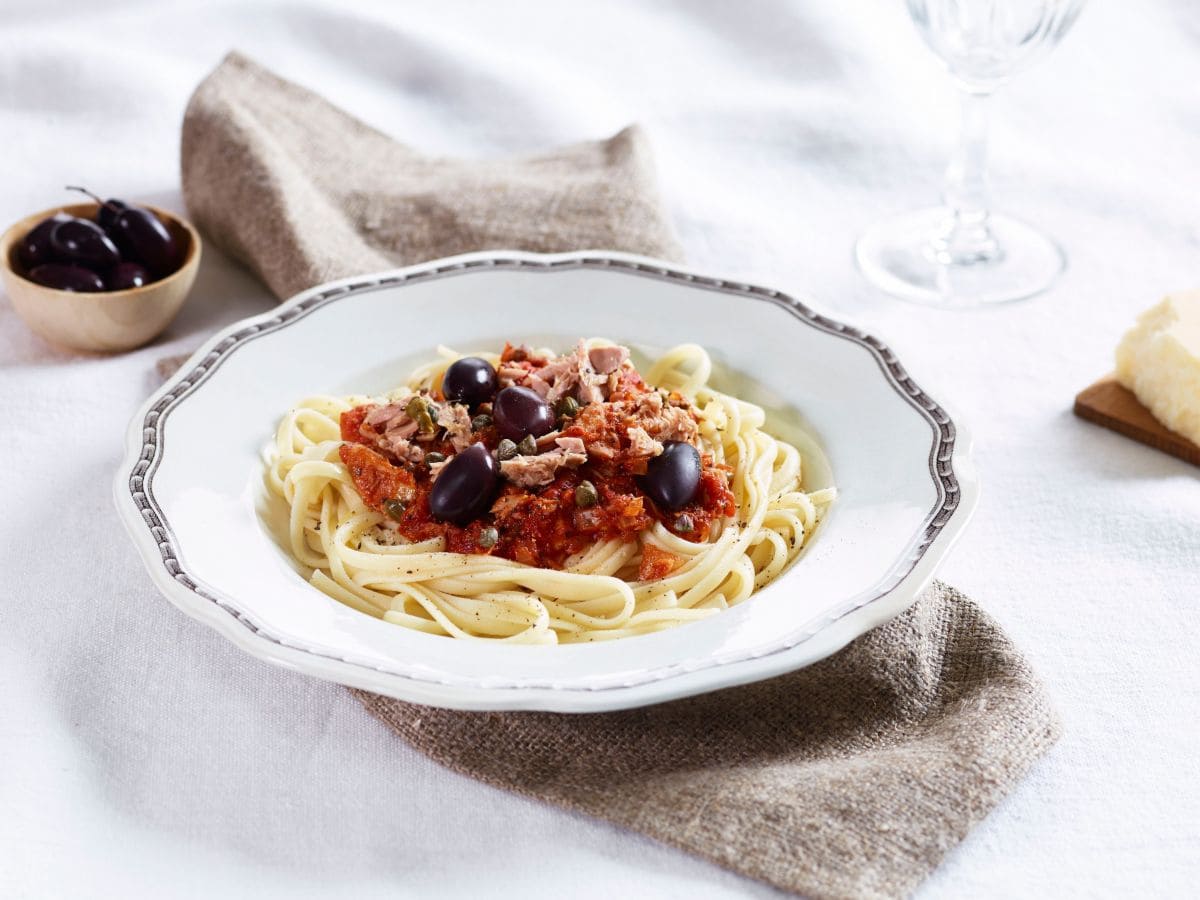 Pasta med tunfisk i tomatsaus