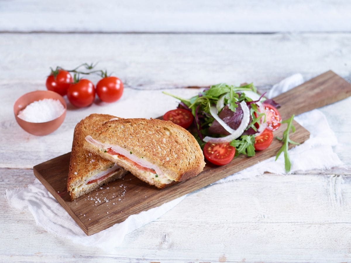 Panini med kalkun og tomat