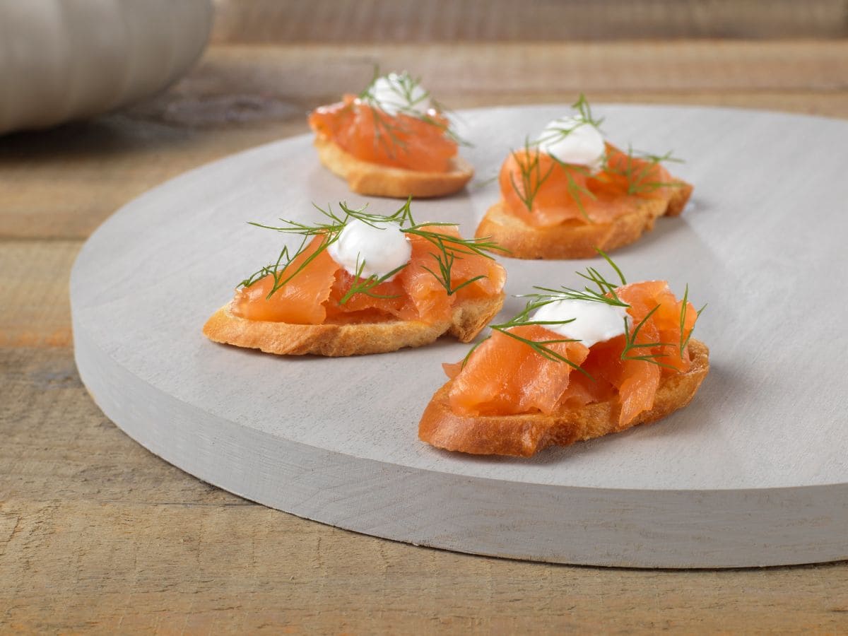 Røkelaks på sprø toast med luftig rømme