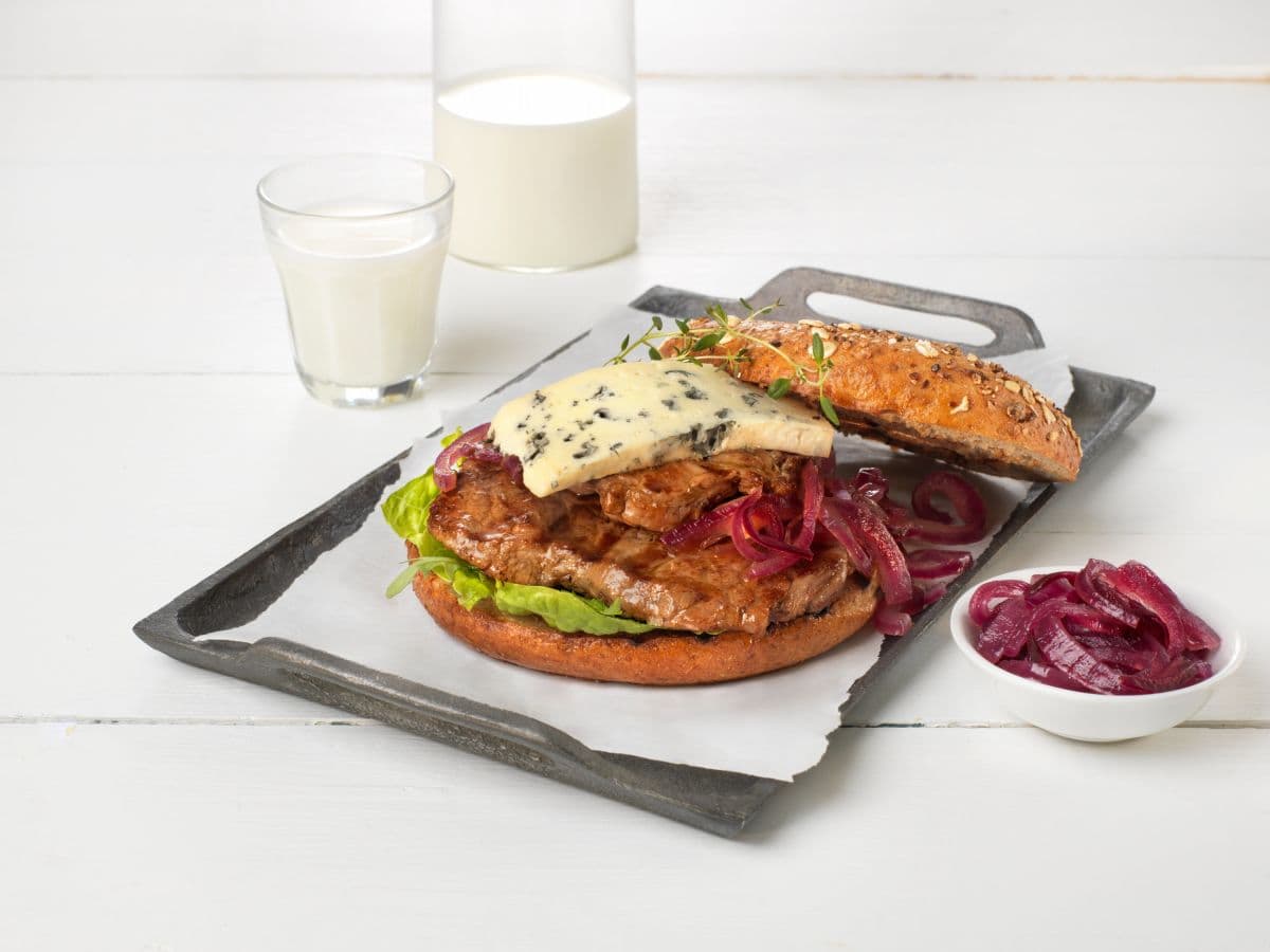 Biff- og blåmuggsandwich med syltet rødløk