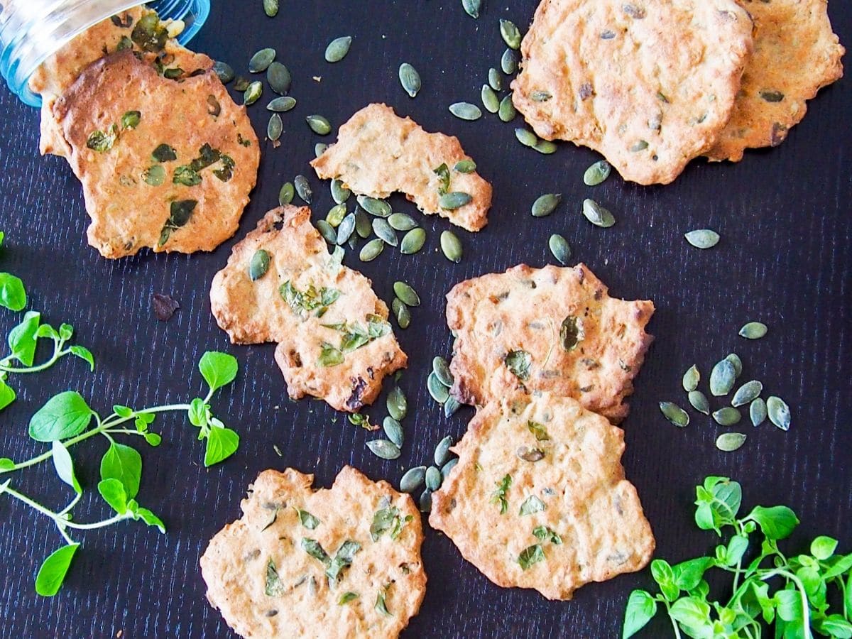 Knekkebrød med frø og friske urter