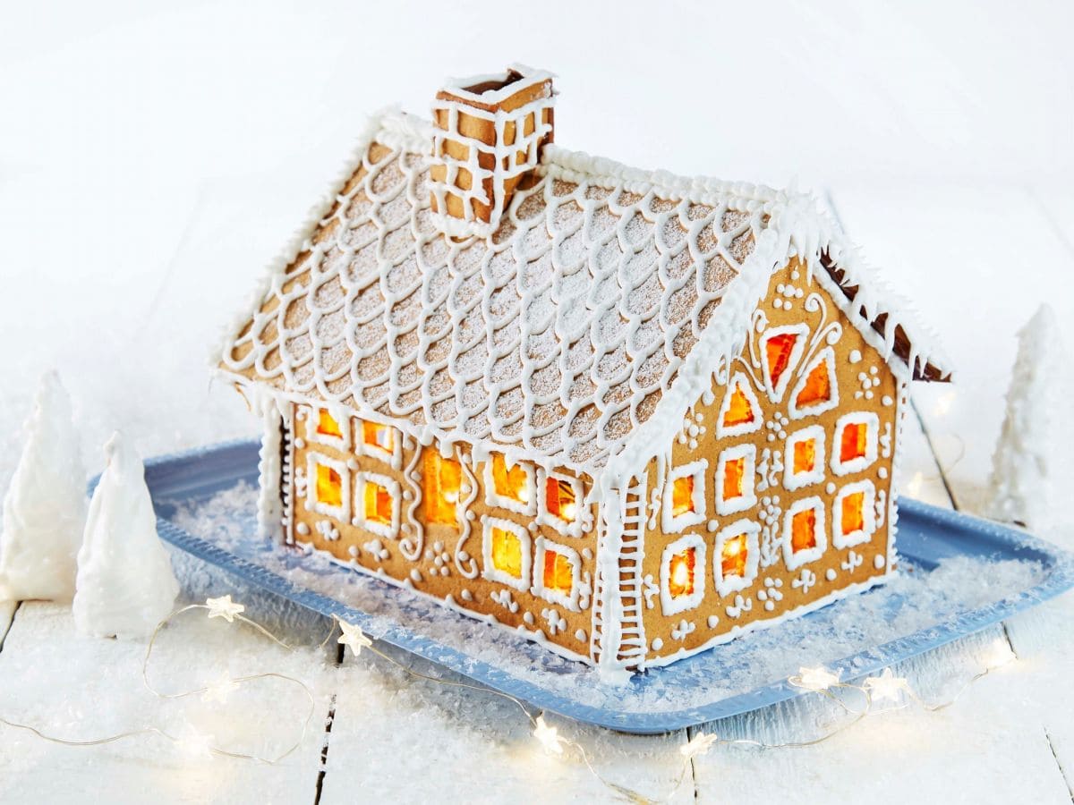 Pepperkakehus med lys i