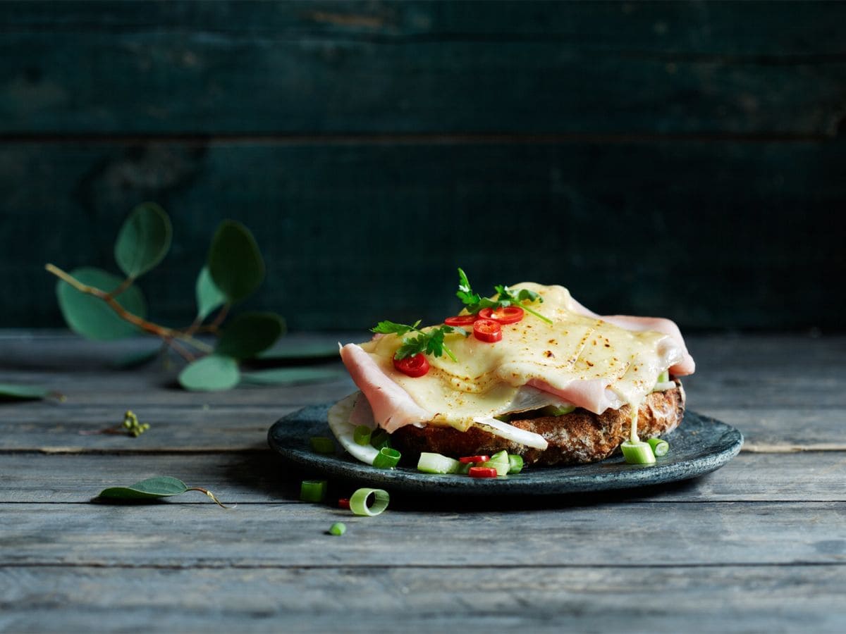 Grillsmørbrød med ost og skinke