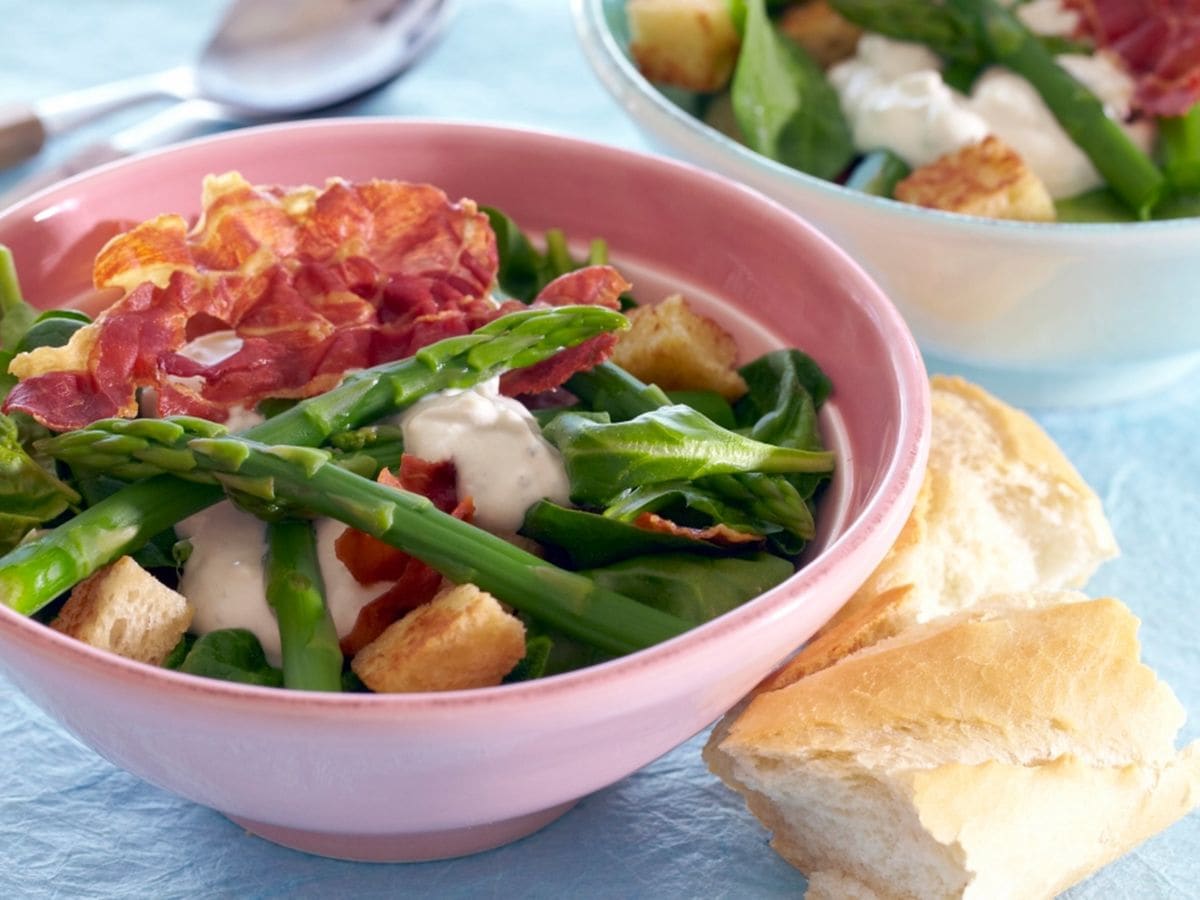 Salat med spinat, parmaskinke og ostedressing