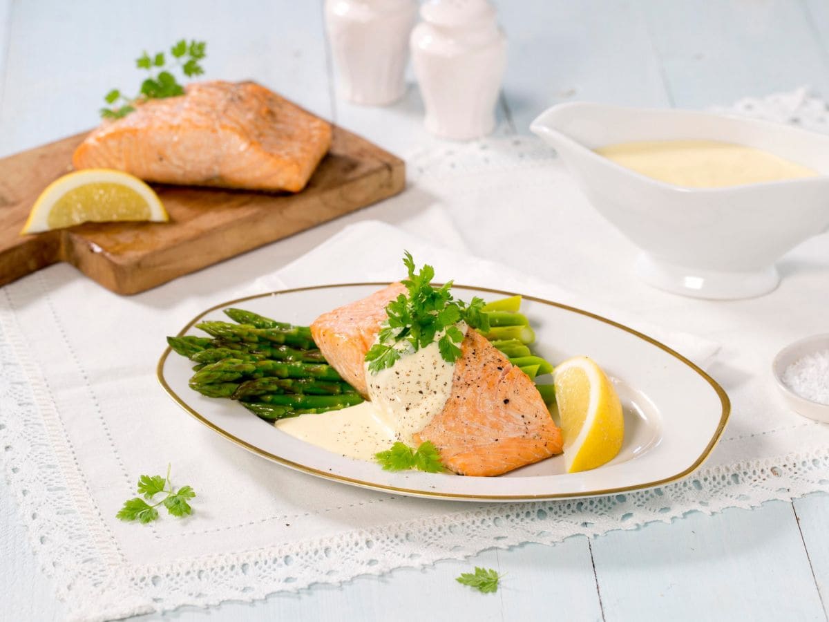 Grillet laks med asparges og hollandaisesaus