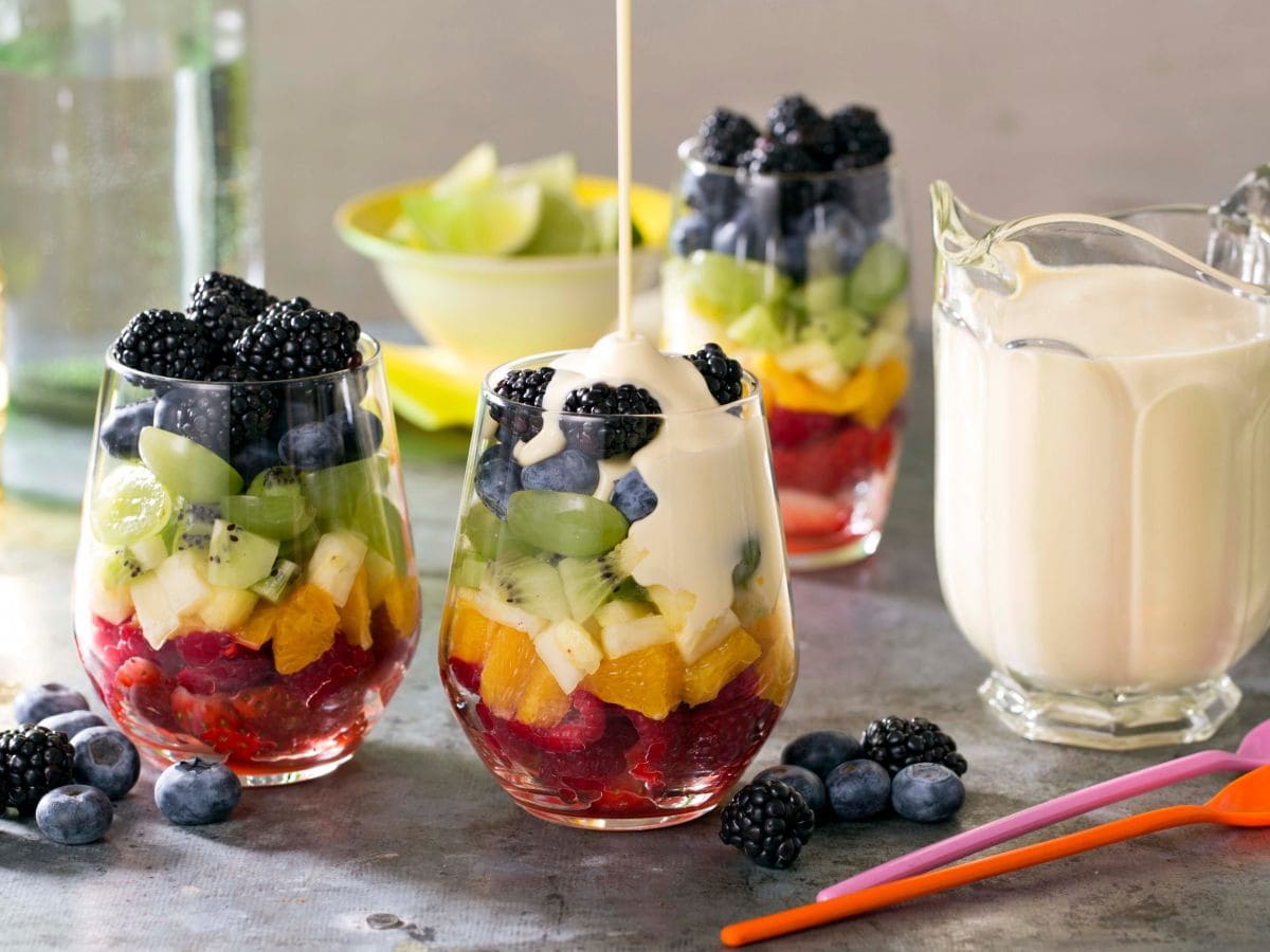 Regnbue-fruktsalat i glass