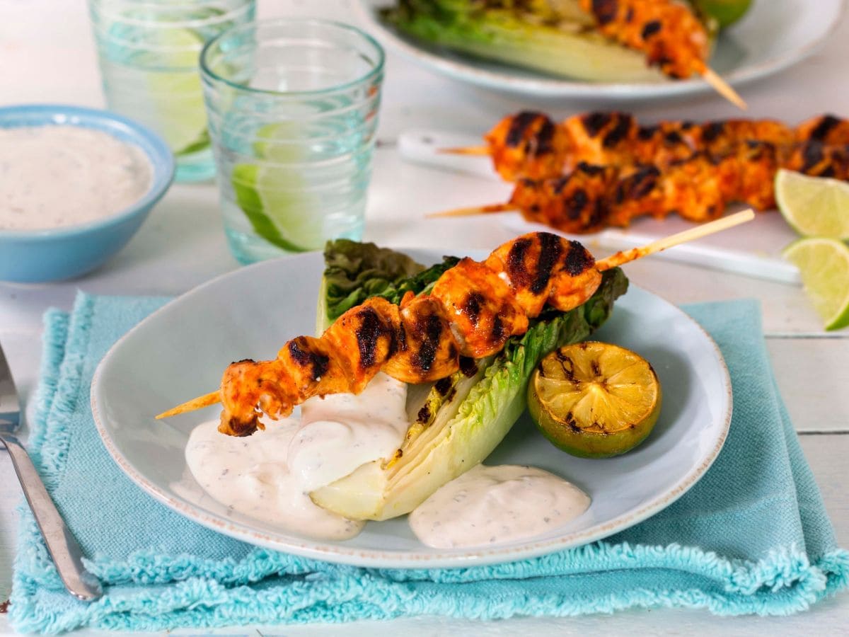 Grillet salat med kyllingspyd og rømme