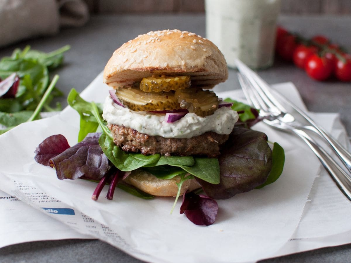 Hamburger med blåmuggdressing