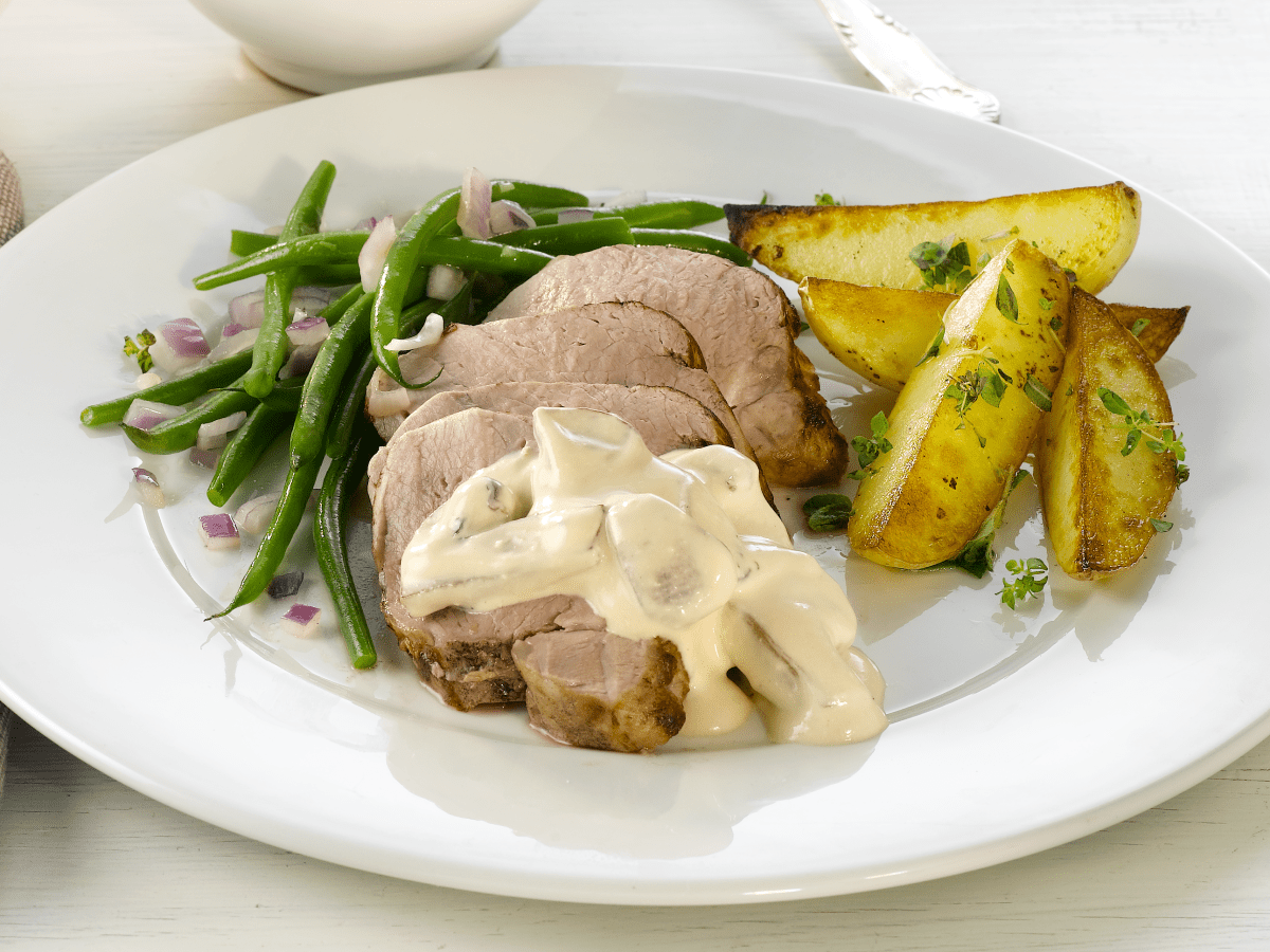 Helstekt svinefilet med soppsaus