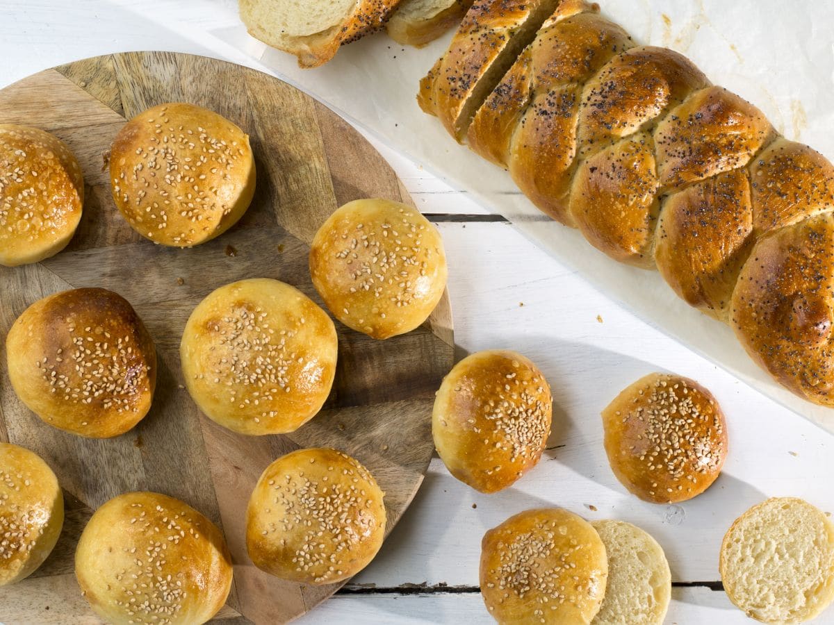 Hjemmelagde hamburgerbrød og èn loff