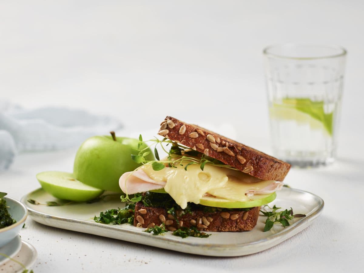 Jarlsberg® Lett-toast med grønnkålspesto