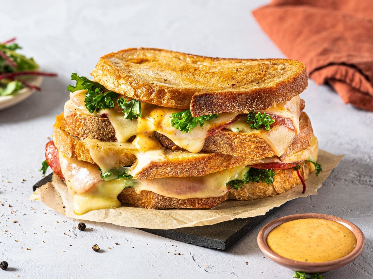 Toast med Jarlsberg®, salami og grønnkål