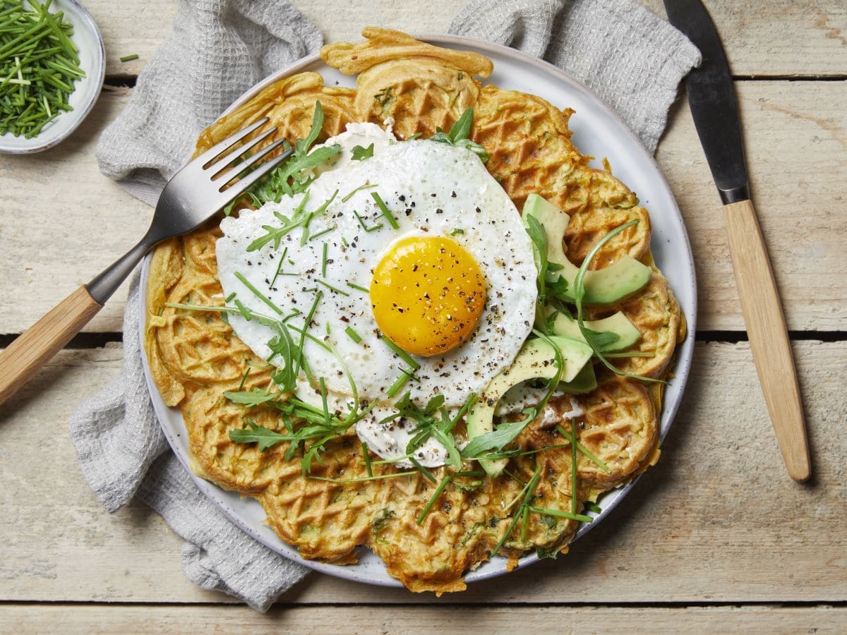 Søtpotetvafler med speilegg og avokado