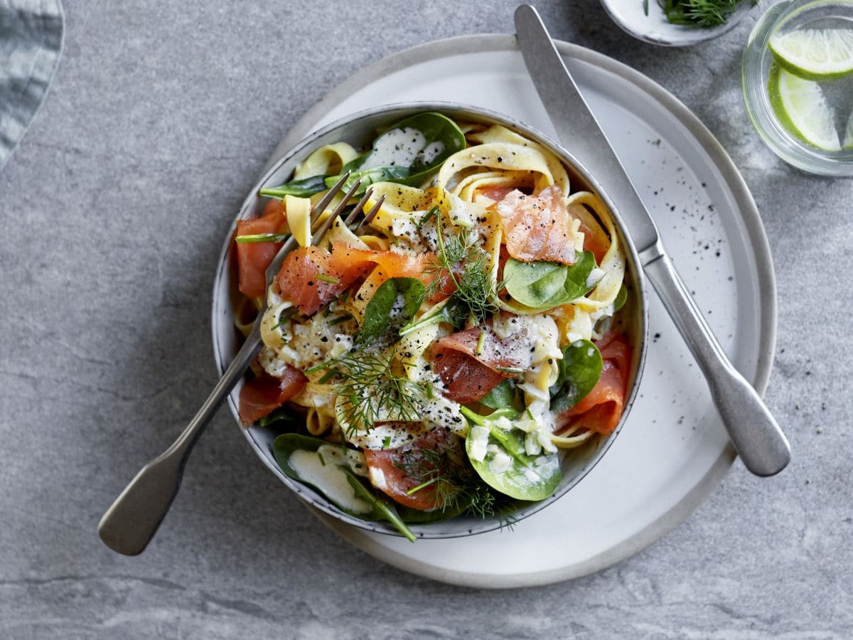 Kremet pasta med geitemelk, snøfrisk og røkt laks