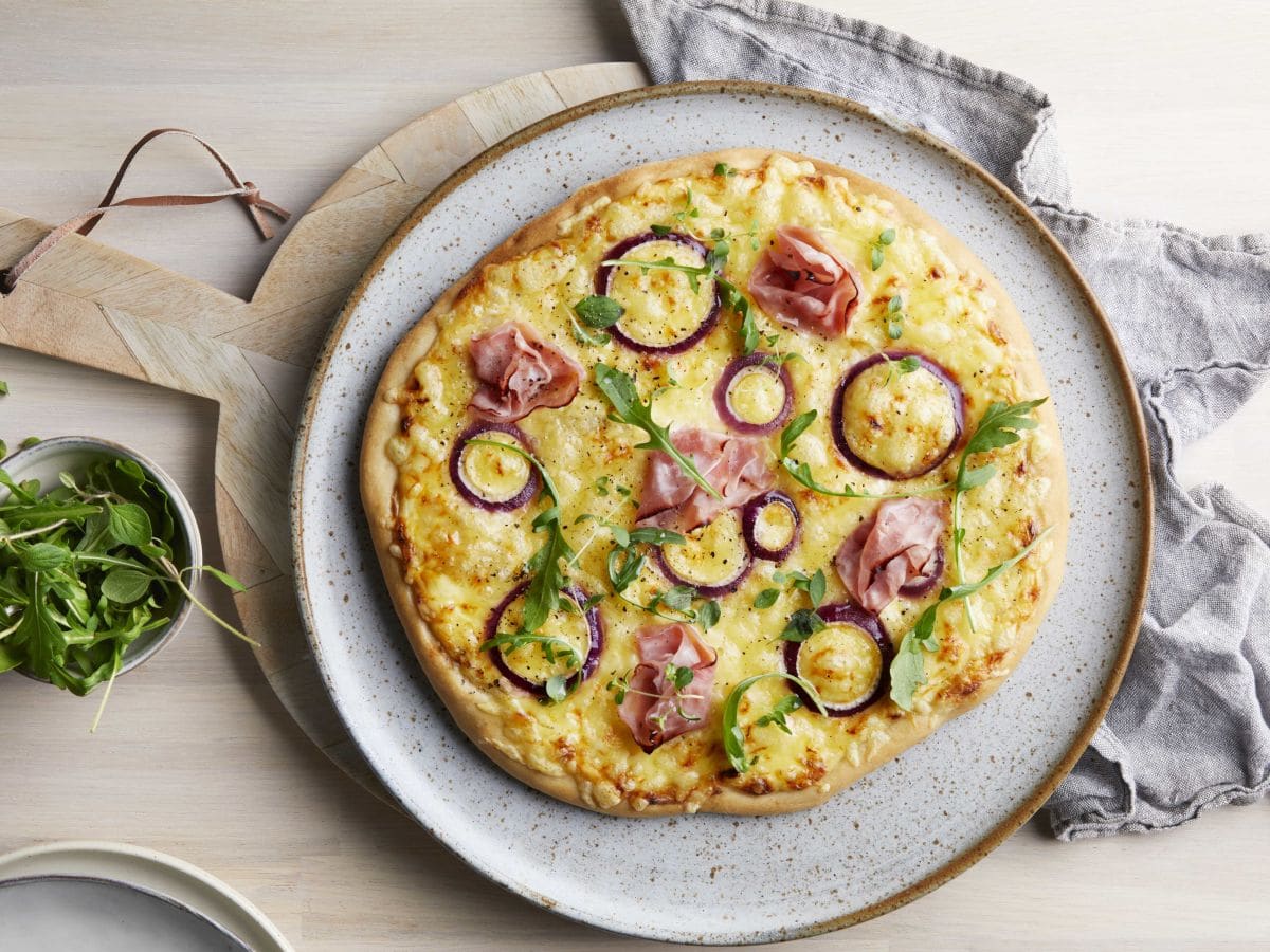 Hvit pizza med skinke og rødløk