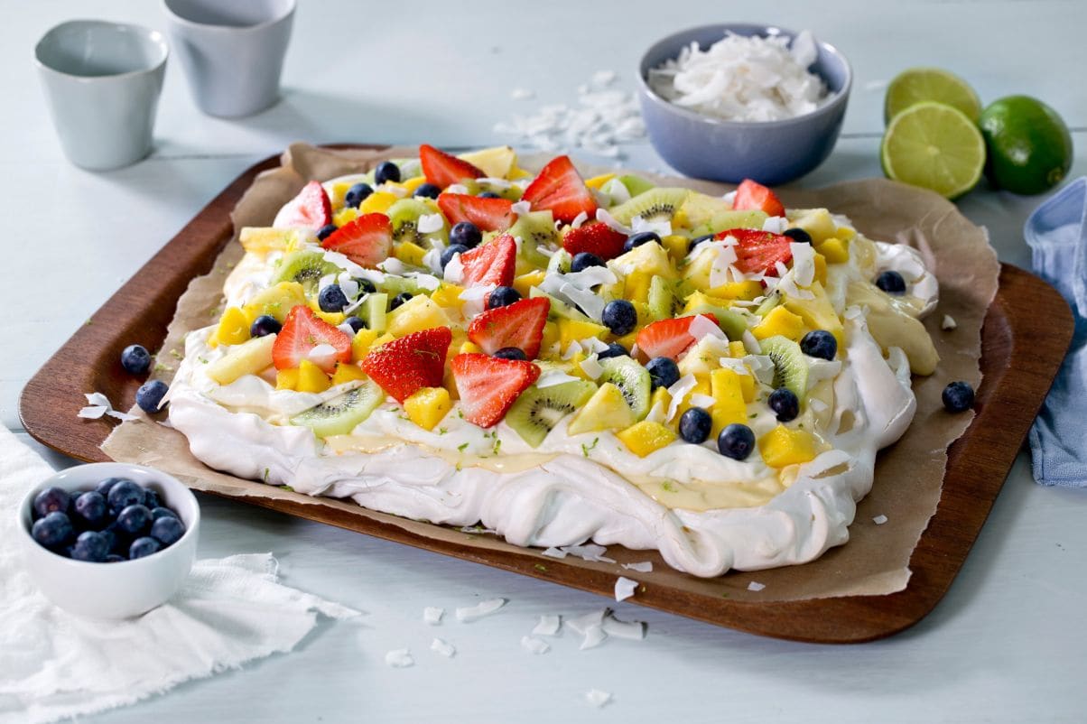 Pavlova i langpanne med frukt og bær