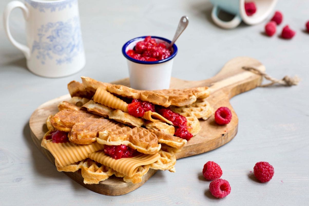 Rømmevafler med rørte bær og brunost