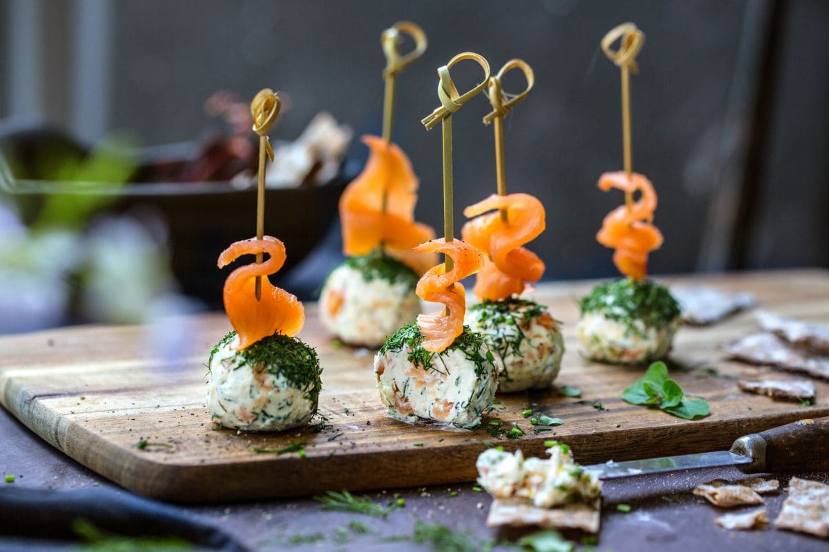 Cheese balls med røkelaks og dill