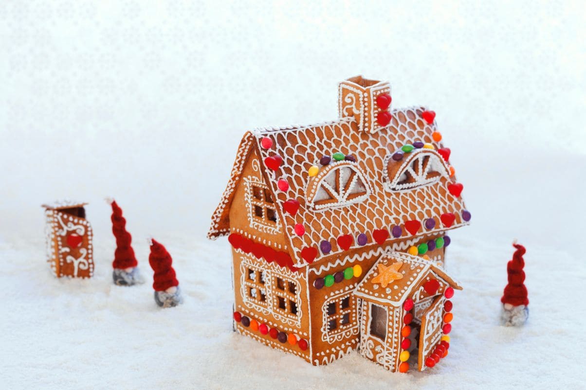 Bildet viser et hjemmelaget pepperkakehus