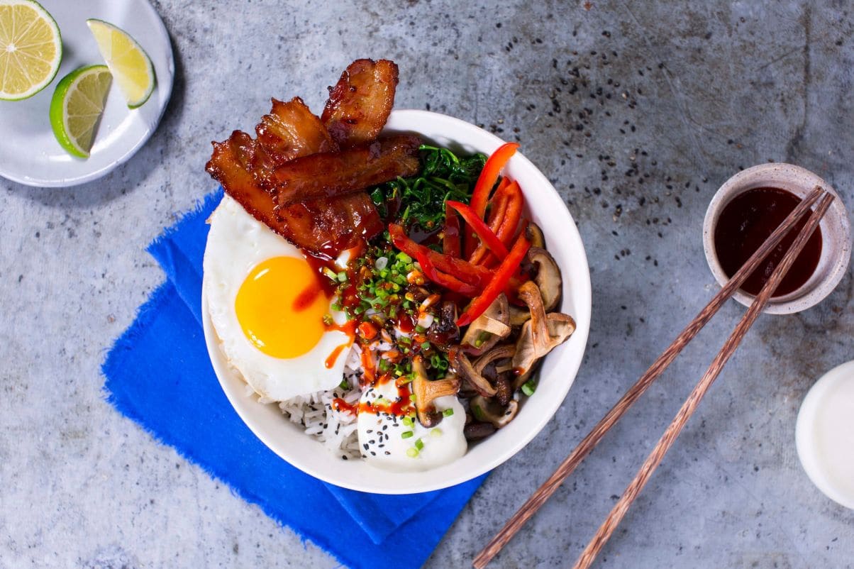 Egg- og bacon-bibimbap