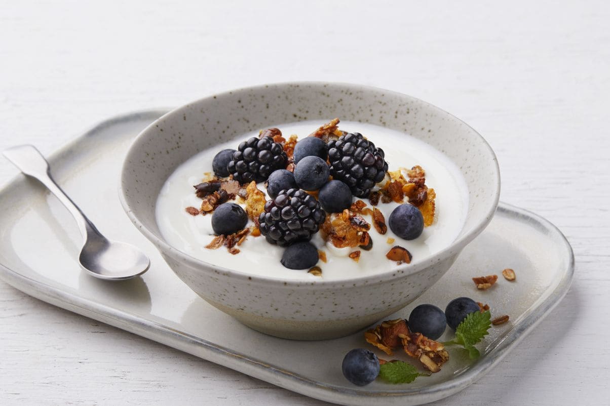 Yoghurt naturell med hjemmelaget brunostmüsli